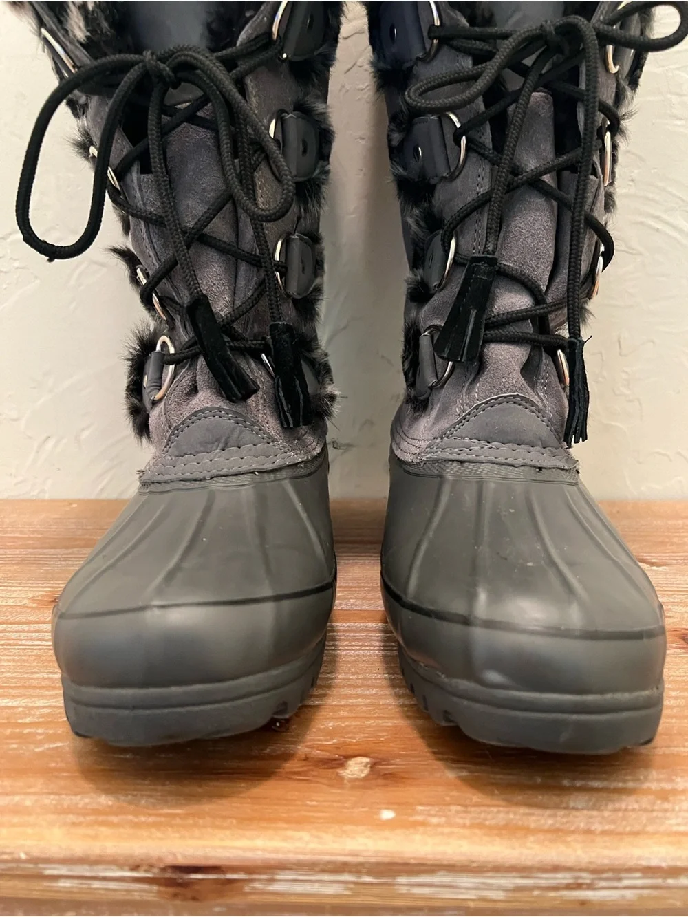 Khombu Women’s Gray and Black Faux-Fur Lace-Up Winter Boots. Size 7M